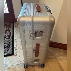 FPM Milano Bank spinner check on aluminum shell suitcase made in Italy